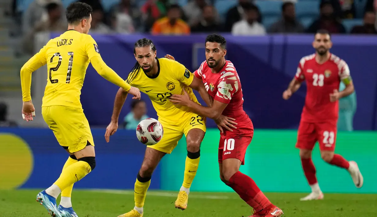Timnas Malaysia harus mengakui ketangguhan Yordania dengan skor telak 0-4 dalam laga perdana Grup E Piala Asia 2023. (AP Photo/Aijaz Rahi)