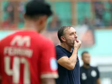 Pelatih Persija Jakarta, Thomas Jens Uwe Doll memberikan instruksi saat pertandingan lanjutan pekan ke-25 BRI Liga 1 2022/2023 melawan Bhayangkara FC yang berlangsung di Stadion Wibawa Mukti, Cikarang, Jawa Barat, Kamis (16/2/2023). (Bola.com/Ikhwan Yanuar)