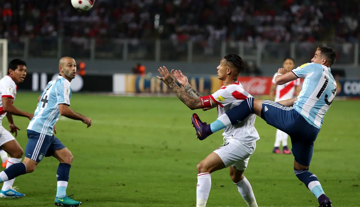 Pemain Argentina, Ramiro Funes Mori (kanan) menghalau bola dari kejaran pemain Peru,Paolo Guerrero (kanan) pada laga  pada laga kualifikasi di Nacional Stadium, Lima, Peru. (REUTERS/Mariana Bazo)