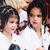 Sebelum sukses seperti saat ini, Kylie Jenner dan Kendall Jenner pun pernah bergaya menggemaskan seperti ini.  (instagram/kyliejenner)