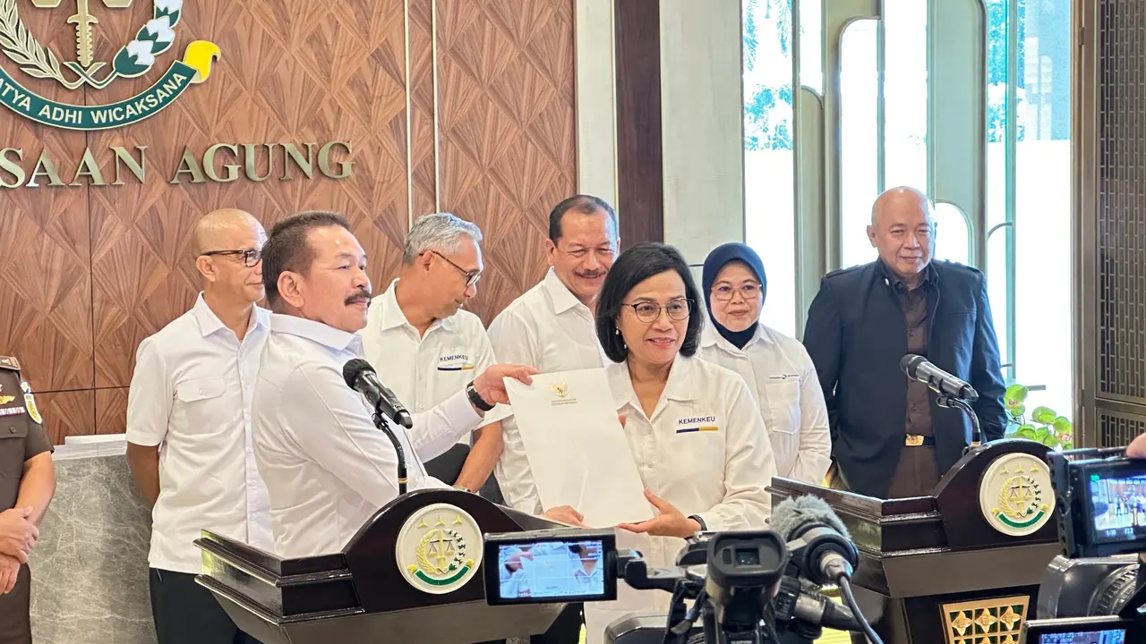 Menteri Keuangan (Menkeu) Sri Mulyani saat melaporkan kasus dugaan korupsi di lingkungan Lembaga Pembiayaan Ekspor Indonesia (LPEI) di Kejagung, Jakarta Selatan, Senin (18/3/2024).