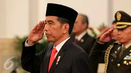 Presiden Joko Widodo saat melantik lima Gubernur dan Wagub baru di Istana Negara, Jakarta, Jumat (12/5). Kelima kepala daerah yang dilantik adalah Banten, Gorontalo, Sulawesi Barat, Bangka Belitung, dan Papua Barat. (Liputan6.com)