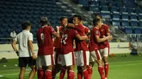 Pemain Timnas Indonesia merayakan gol yang dicetak Kadek Agung dalam pertandingan kontra Thailand di Grup G Kualifikasi Piala Dunia 2022 zona Asia yang digelar di Al Maktoum Stadium, Dubai, Uni Emirat Arab, Jumat (4/6/2021) dini hari WIB. (Dok. PSSI)