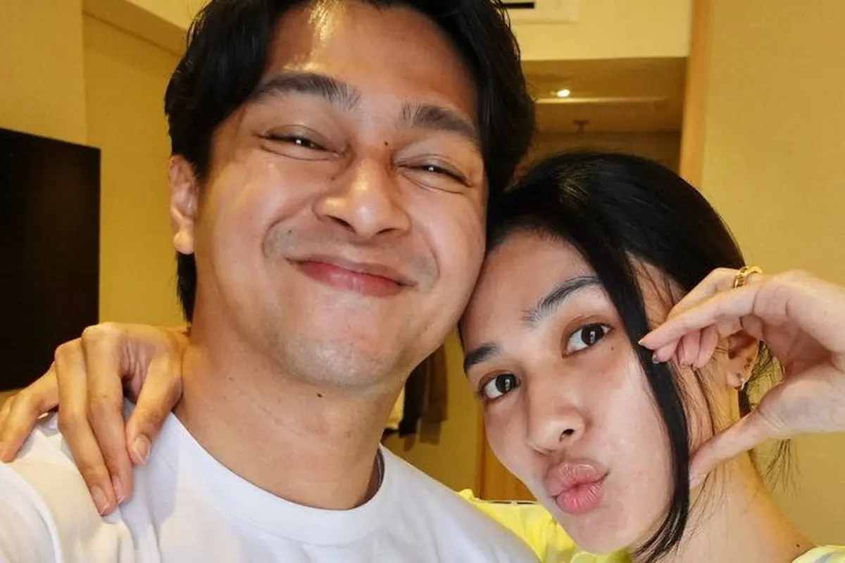 Deva Mahenra Pakai Kaos Wajah Istrinya, Mikha Tambayong