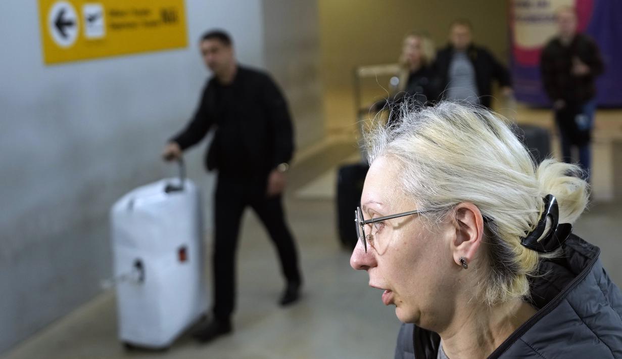 Yulia, penumpang dari penerbangan Moskow-Belgrade yang dioperasikan oleh Air Serbia, berbicara kepada media di bandara di Beograd, Serbia, Rabu (21/9/2022). Pengumuman Putin, yang dibuat dalam pidato televisi pada Rabu (21/9/2022) pagi menimbulkan kekhawatiran bahwa beberapa pria yang tergolong di usia pertempuran tidak akan diizinkan meninggalkan Rusia. (AP Photo/Darko Vojinovic)