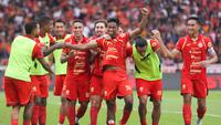 Pemain Persija Jakarta merayakan gol yang dicetak oleh Aditya Warman (tengah) ke gawang Persijap dalam laga lanjutan BRI Super League 2025/2026 di Stadion Utama Gelora Bung Karno (SUGBK), Senayan, Jakarta, Sabtu (03/01/2025). (Bola.com/Abdul Aziz)