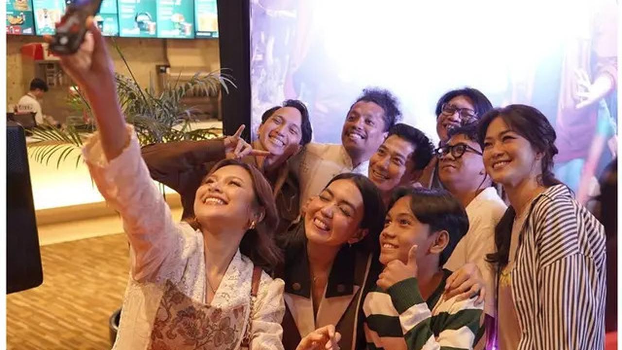 6 Potret Kebaya Brokat Indah Permatasari di Premiere 'Gak Nyangka', Detailnya Unik