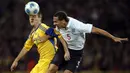 Rio Ferdinand mulai dipanggil masuk timnas Inggris pada Piala Dunia 1998, namun ia baru bisa menjalani debut nya pada 1999. EPA/Sergey Dolzhenko)