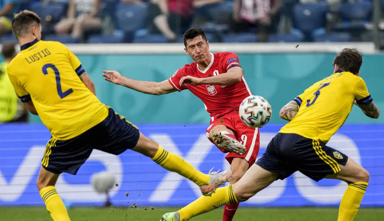 Pemain Polandia Robert Lewandowski mencetak gol ke gawang Swedia pada pertandingan Grup E Euro 2020 di Stadion Saint Petersburg, Saint Petersburg, 23 Juni 2021. Robert Lewandowski mencetak gol lewat serangan cepat. (Photo by Dmitry LOVETSKY / POOL / AFP)