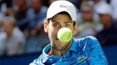 Petenis Serbia, Novak Djokovic  mencoba mengembalikan bola ke arah lawannya Roberto Carballes Baena dari Spanyol pada  babak pertama AS Terbuka 2019 di Billie Jean King National Tennis Center, New York, Senin (26/8/2019). Unggulan pertama itu memetik kemenangan 6-4, 6-1, 6-4. (AP/Frank Franklin II)