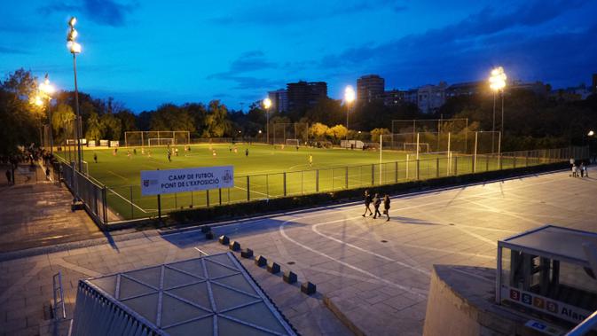 Lapangan sepak bola di kolong jembatan Puente de la Alameda di atas taman kota Jardines del Turia, Valencia (Marco Tampubolon/Liputan6.com)