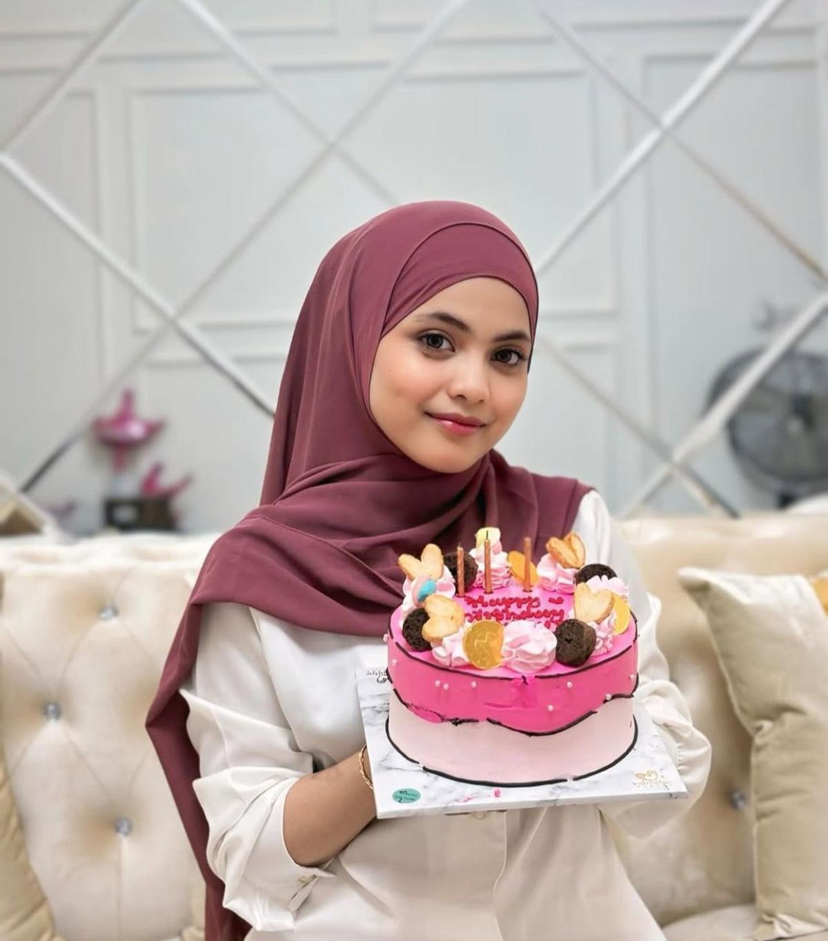 7 Potret Kenakan Hijab dan Cadar, Putri Isnari Didoakan Tetap Istiqomah oleh Netizen