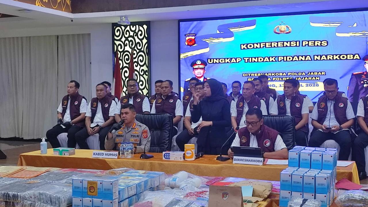 Pers rilis kasus pengungkapan narkoba dan obat terlarang di Polda Jabar.
