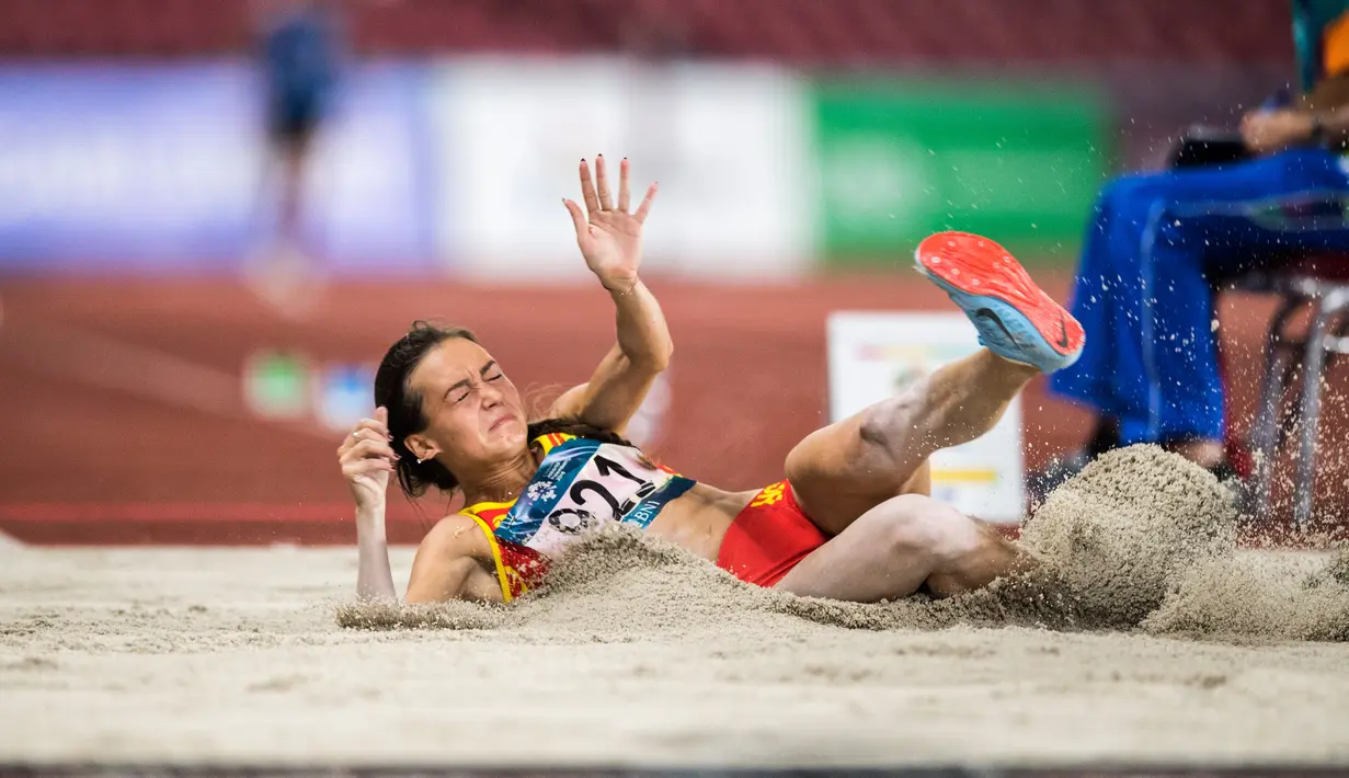 Atlet Kyrgyzsta Anna Bulanova saat tampil pada babak final Lompat Jauh Putri Asian Games 2018 di Stadion Utama Gelora Bung Karno, Senayan, Jakarta, Senin (27/8). Sebanyak 11 atlet turun di final nomor lompat jauh putri (ANTARA FOTO/INASGOC/M Agung Rajasa)