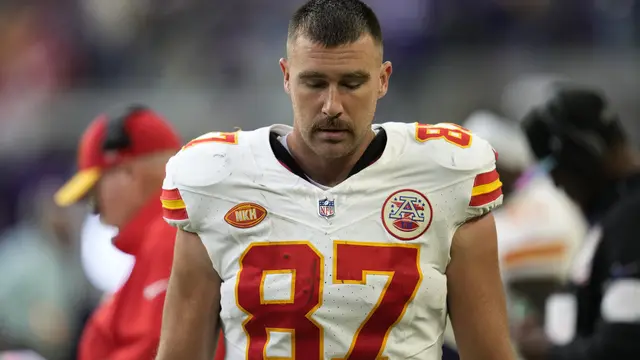 Travis Kelce, pemain football dari Kansas City Chiefs yang makin lengket dengan Taylor  (AP Photo/Charlie Riedel)