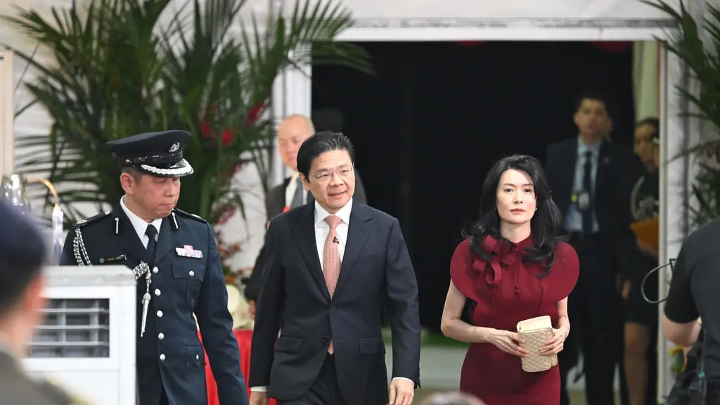 Istri PM Singapura, Loo Tze Lui tampil mengenakan gaun rancangan desainer Indonesia, Peggy Hartanto. [@CNA/Syamil Sapari]