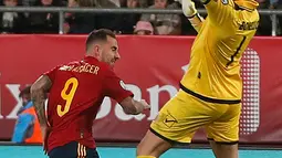 Pemain Spanyol Paco Alcacer (kiri) berebut bola dengan kiper Malta Henry Bonello pada babak kualifikasi Grup F Piala Eropa 2020 di Stadion Ramon de Carranza, Cadiz, Spanyol, Jumat (15/11/2019). Spanyol menang 7-0. (AP Photo/Miguel Morenatti)