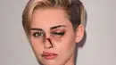 Penyanyi Miley Cyrus ditampilkan dengan wajah lebam seperti habis dipukul. Foto yang diedit itu pun diberi tulisan yang memotivasi wanita untuk melawan tindak kekerasan. (dailymail.co.uk)