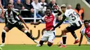 Arsenal mencoba mengejar ketinggalan. Namun, serangan yang dilakukan pasukan Mikel Arteta belum mampu memporak-porandakan pertahanan Newcastle. Hingga peluit panjang dibunyikan, tak ada tambahan gol yang tercipta. Pertandingan berakhir dimenangkan Newcastle dengan skor 1-0. (Owen Humphreys/PA via AP)