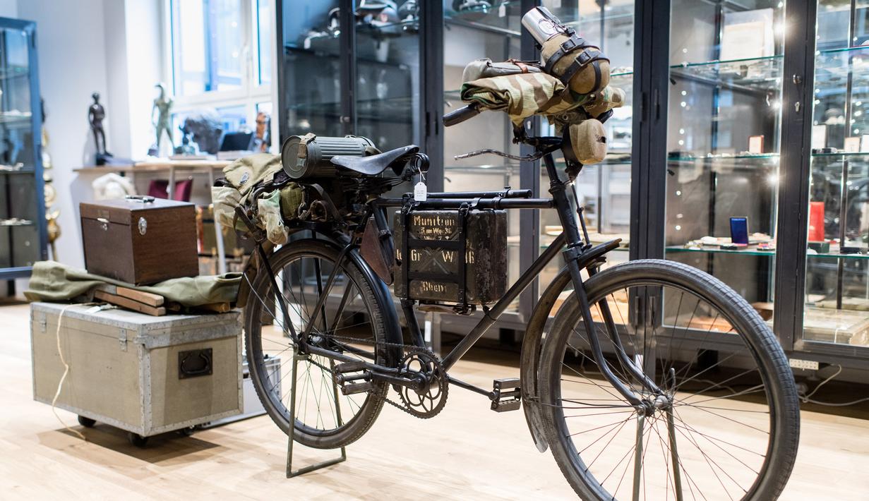 Sepeda bermerek Bergrador milik pasukan bersenjata Wehrmacht ditampilkan sebelum lelang memorabilia Nazi di Grasbrunn, Jerman, Rabu (20/11/2019). Kebanyakan barang yang dilelang adalah milik para petinggi Nazi yang disita tentara AS pada hari-hari terakhir Perang Dunia II. (Matthias Balk/dpa/AFP)