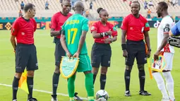 Wasit asal Rwanda, Salima Mukansanga, menjadi wasit wanita pertama dalam sejarah Piala Afrika. (AFP/Kenzo Tribouillard)