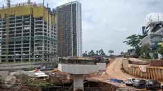Jalan Tol Depok-Antasari (Desari) seksi 1 di Jalan TB Simatupang dalam tahap pembangunan, Jakarta, Kamis (13/10). Jalan Tol sepanjang 21 km ini diprediksi akan rampung pada 2018. (Liputan6.com/Yoppy Renato)