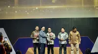 Wakil Bupati Kukar Rendi Solihin saat menerima penghargaan Merdeka Award yang diberikan Direktur SCM Imam Sodjarwo