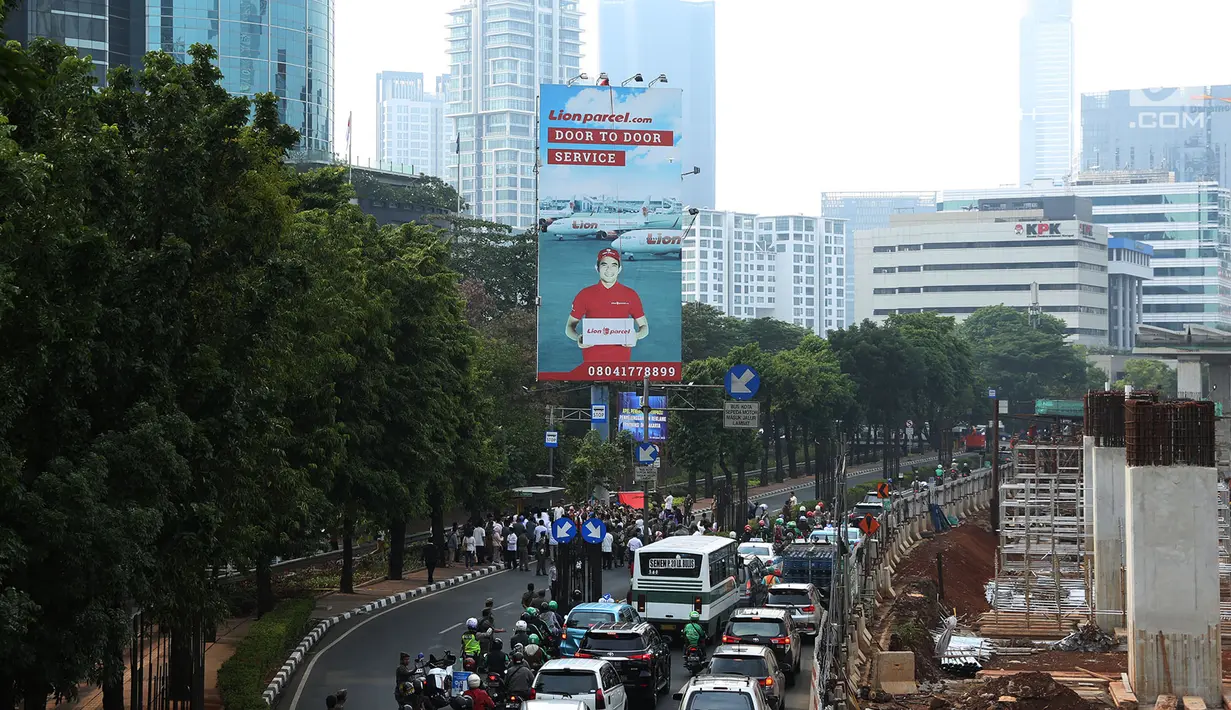 Kondisi lalu lintas saat Gubernur DKI Jakarta Anies Baswedan memimpin apel penertiban reklame terpadu di Kuningan, Jakarta, Jumat (19/10). Penertiban menyasar reklame yang tidak mematuhi izin. (Merdeka.com/Imam Buhori)