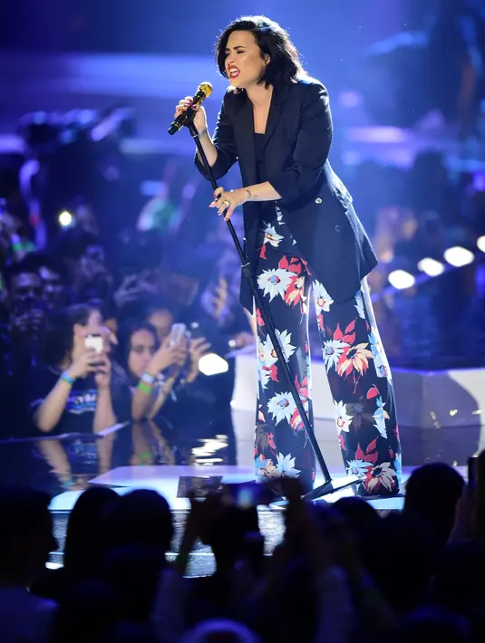 "Sangat senang dan bergairah ketika saya mengumumkan bahwa saya merilis lagu dan mengisi soundtrack film Angry Birds," tweetnya di akun twitter milik Demi Lovato. (AFP/Bintang.com)