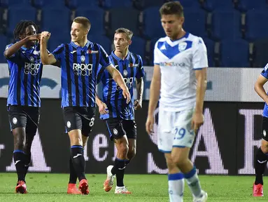 Para pemain Atalanta merayakan gol yang dicetak oleh Mario Pasalic ke gawang Brescia pada laga Serie A di Stadion Gewiss, Selasa (14/7/2020). Atalanta menang 6-2 atas Brescia. (Gianluca Checchi/LaPresse via AP)