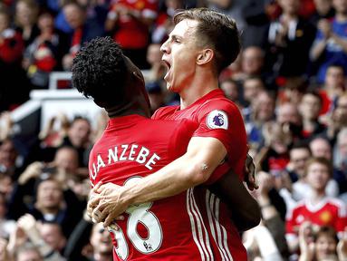 Gelandang Manchester United, Josh Harrop, merayakan gol yang dicetaknya ke gawang Crystal Palace pada laga Premier League di Stadion Old Trafford, Inggris, Minggu (21/5/2017). MU menang 2-0 atas Palace. (AP/Martin Rickett)