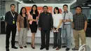  Wakil Ketua MPR RI Oesman Sapta Odang berpose bersama redaksi Liputan6.com saat berkunjung ke kantor Liputan6.com, Jakarta, Senin (15/12/2014). (Liputan6.com/Andrian M Tunay)