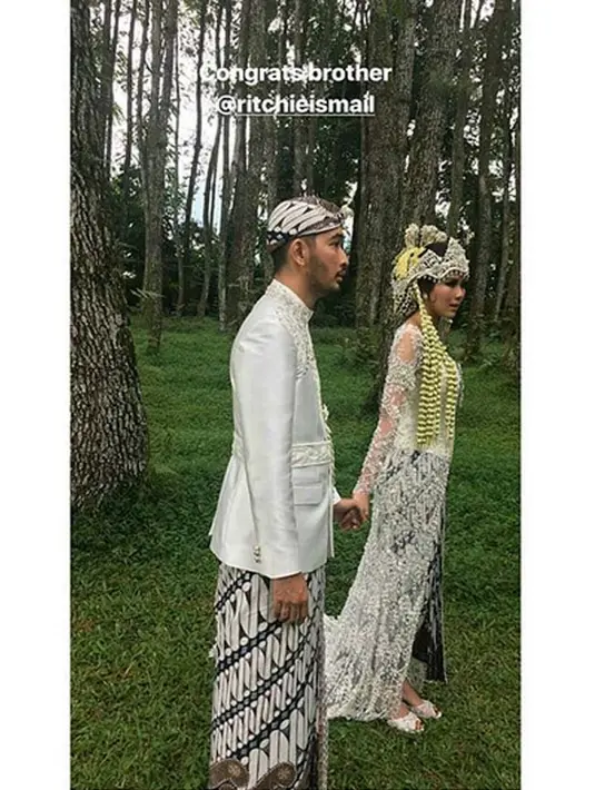 Setelah prosesi akad nikah berlangsung, hujan turun membasahi lokasi pernikahan Syahnaz dan Jeje. Namun, tak membuat jalannya acara jadi terganggu. (Foto: Instagram)