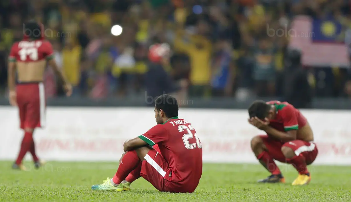 Pemain Indonesia tampak kecewa usai takluk dari Malaysia pada laga semifinal Sea Games 2017 di Stadion Shah Alam, Selangor, Sabtu (26/8/2017). Malaysia menang 1-0 atas Indonesia. (Bola.com/Vitalis Yogi Trisna)