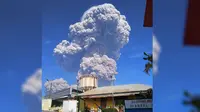 Gunung Sinabung Meletus. (Twitter/@Sutopo_PN)