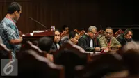 Bambang Widjojanto mendengarkan saksi ahli saat sidang Uji Materi UU KPK di Mahkamah Kontitusi, Jakarta, Selasa (23/6/2015). Sidang menghadirkan dua saksi ahli guna menguji materi UU No.30 Tahun 2002. (Liputan6.com/Faizal Fanani)