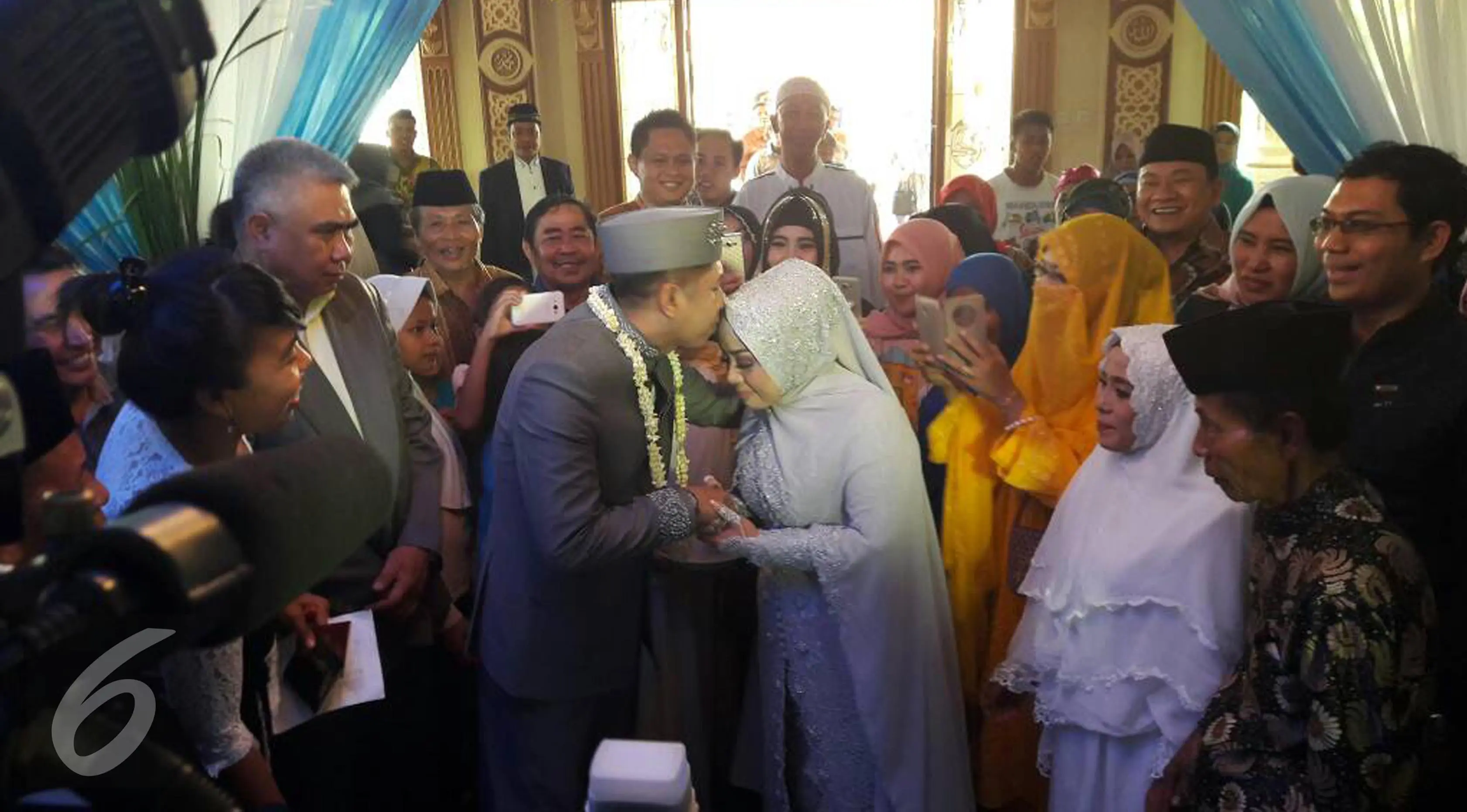 Pernikahan Muzdalifah dan Khairil Anwar. (Surya Hadiansyah/Liputan6.com)