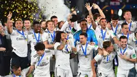 Para pemain Real Madrid merayakan gelar juara usai mengalahkan Al-Ain pada laga final Piala Dunia Antarklub di Stadion Zayed Sports City, Abu Dhabi, Sabtu (22/12). Al-Ain kalah 1-4 dari Madrid. (AFP/Giuseppe Cacace)