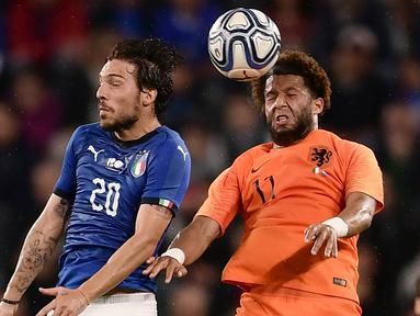 Duel Pemain Italia, Simone Verdi (kiri) dan pemain Belanda, Tonny Vilhena (kanan) pada laga uji coba di Allianz Stadium, Turin, (4/6/2018). Italia dan Belanda bermain imbang 1-1. (AFP/Marco Bertorello)
