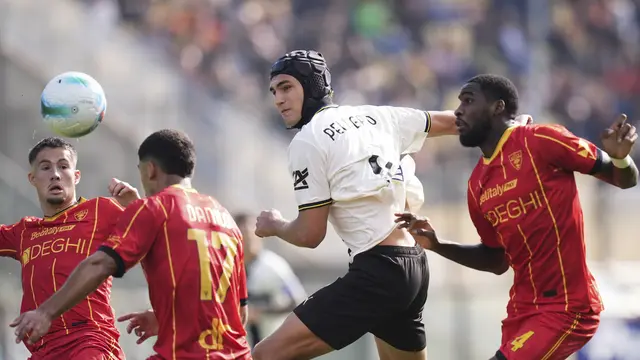 Mateo Pellegrino dari Parma berebut bola dengan Medon Berisha, Danilo Veiga, dan Kialonda Gaspar dari Lecce