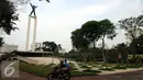 Pesepeda motor melintas di sisi Monumen Pembebasan Irian Barat di Kawasan Lapangan Banteng, Jakarta, Senin (29/8). Pemprov DKI Jakarta berencana melakukan desain ulang Lapangan Banteng. (Liputan6.com/Helmi Fithriansyah)