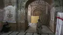 Umat Muslim membaca Alquran saat melakukan "Itikaf" di sebuah masjid di Peshawar, Pakistan, Selasa (11/4/2023). (AP Photo/Muhammad Sajjad)