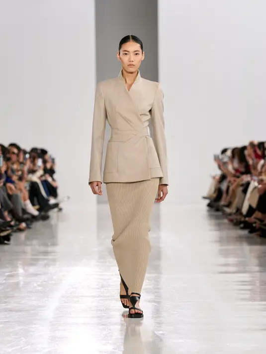 Beberapa gaya dipadukan dengan sentuhan aksesori seperti ikat pinggang dan tas. Permainan siluet dan potongan sederhana menjadi poin yang paling terlihat dari rangkaian koleksi berpalet netral ini [Dok/MaxMara].