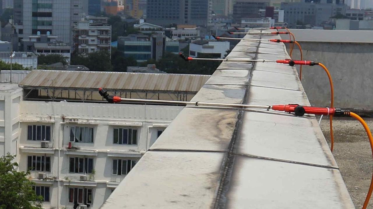 FOTO: Menyemprot Air dari Atap Gedung Jadi Solusi Kurangi Polusi Udara di Jakarta