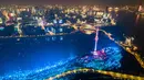 Pemandangan malam hari di Kota Wuhan, Provinsi Hubei, China, 7 April 2020. Wuhan mencabut larangan perjalanan keluar mulai 8 April 2020 setelah penerapan karantina wilayah (lockdown) selama hampir 11 pekan untuk membatasi penyebaran virus corona COVID-19. (Xinhua/Xiao Yijiu)
