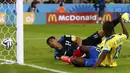 Gelandang Ekuador, Enner Valencia (kanan), berhasil mengecoh dan menjebol gawang Honduras yang dikawal Noel Valladares di laga kedua penyisihan Piala Dunia 2014 di Stadion Baixada, Curitiba, Brasil, (21/6/2014). (REUTERS/Darren Staples)