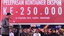 President Direktur  PT Mayora Group Andre Atmadja memberikan sambutan pada acara Pelepasan Kontainer Ekspor Mayora ke-250.000 ke Filipina di pabrik Mayora di Cikupa Tangerang, Senin (18/2). (Liputan6.com/Fery Pradolo)