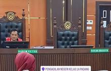 Penampakan Flo, Kucing yang Dicekoki Miras di Kursi Saksi Pengadilan Negeri Padang