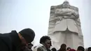 Sejumlah orang berkumpul dan berdoa di depan Patung Martin Luther King Jr, Washington DC, AS, Senin (16/1). Di Amerika Serikat, Senin pada Minggu ketiga diperingati sebagai 'Hari Martin Luther King Jr'. (Joe Raedle / Getty Images / AFP)