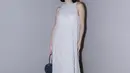 Pevita Pearce menawan dalam balutan dress yang juga rancangan Sapto. Dress tanpa lengan ini berkilauan menyempurnakan penampilan Pevita secara keseluruhan. [Foto: Document/FIMELA]